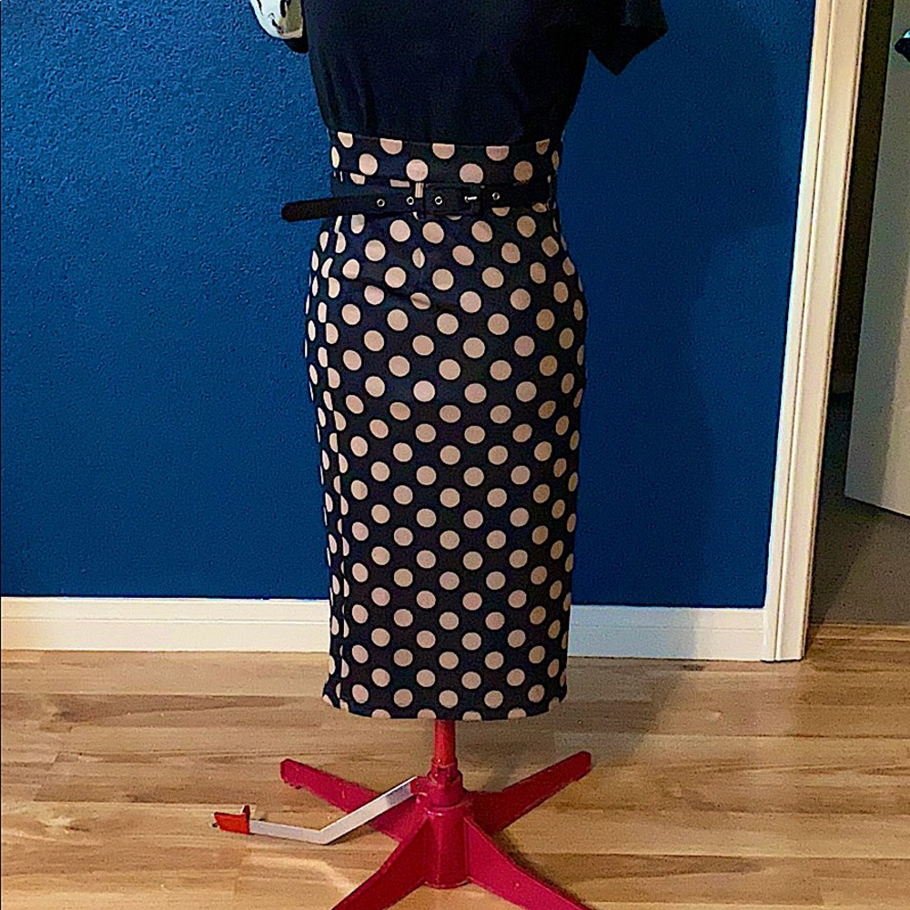 Knee length pencil skirt w belt